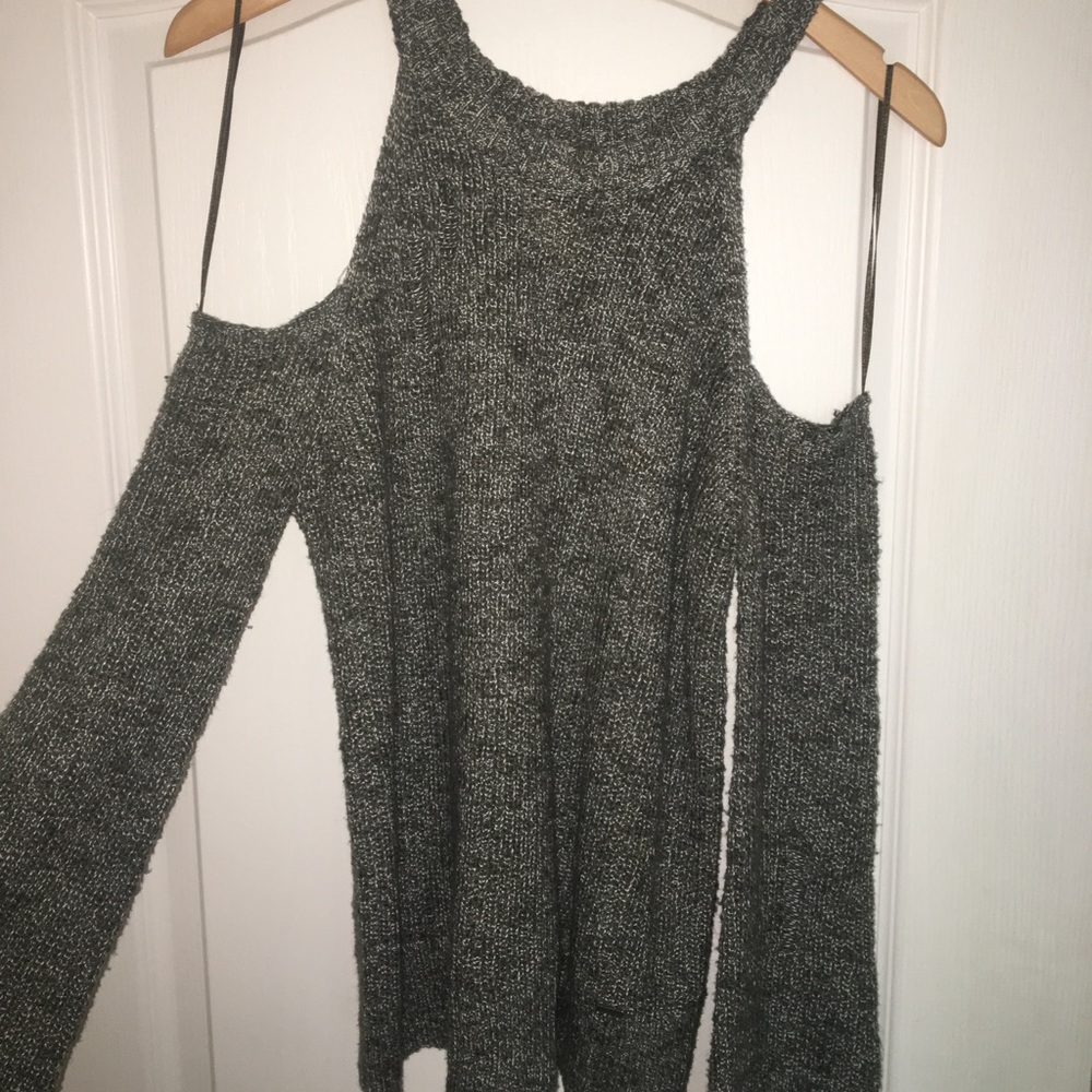 Hollister cut out shoulder sweater M!!